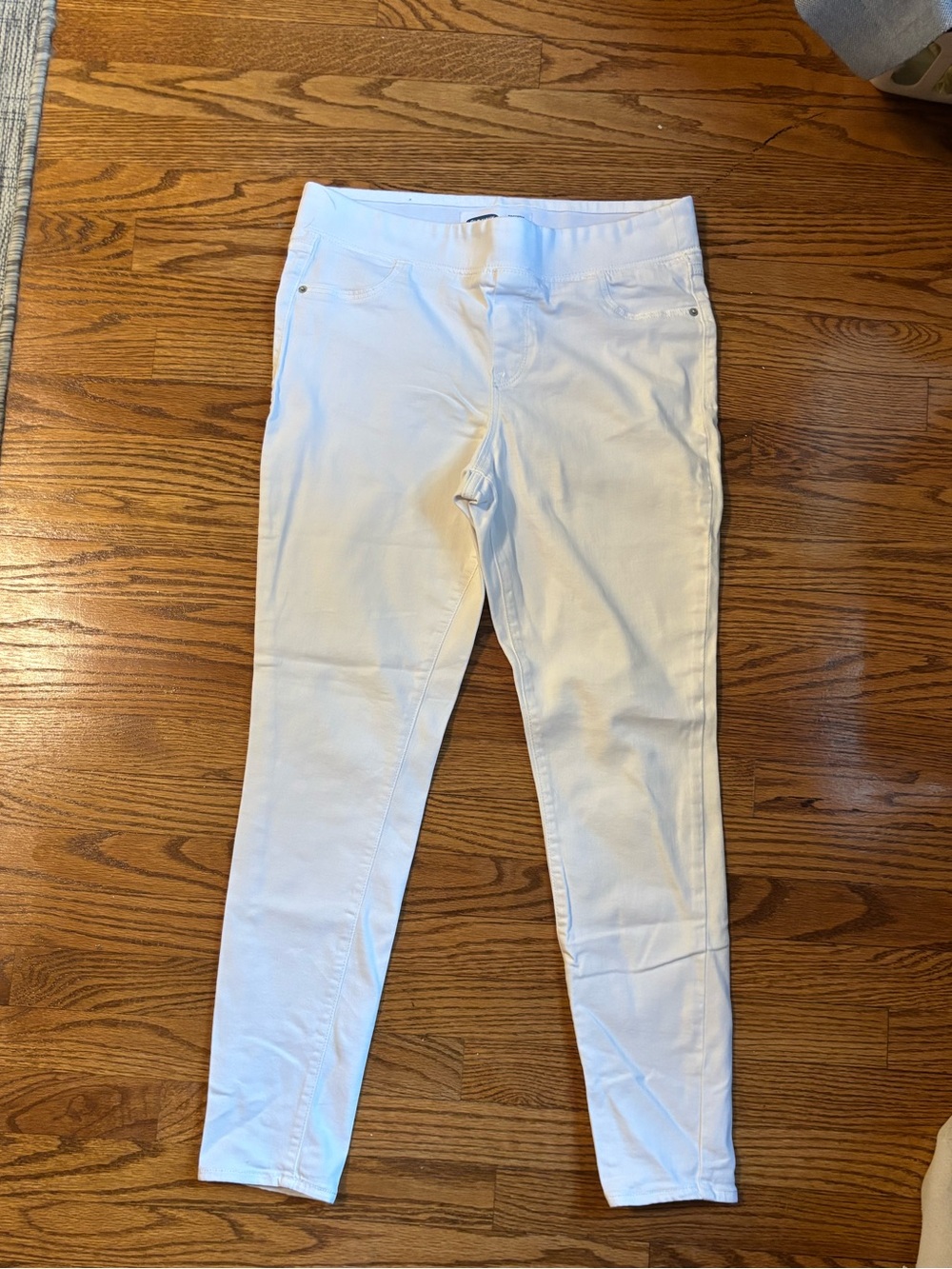 Classic white Old Navy Rockstar pull-on jeggings in a flattering skinny fit. Des